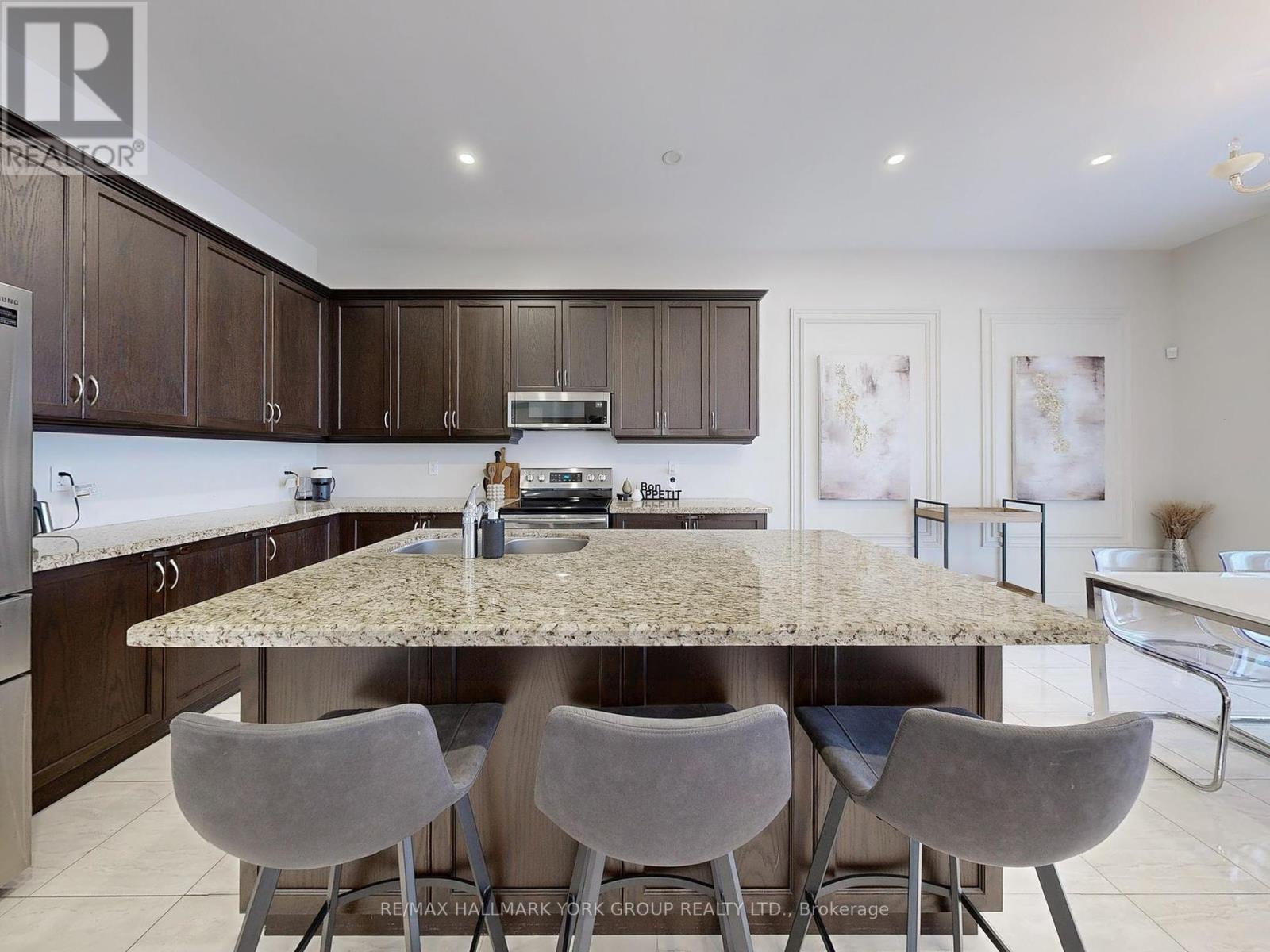 Photo 18 of 299 Mickleburgh Drive, Newmarket ON