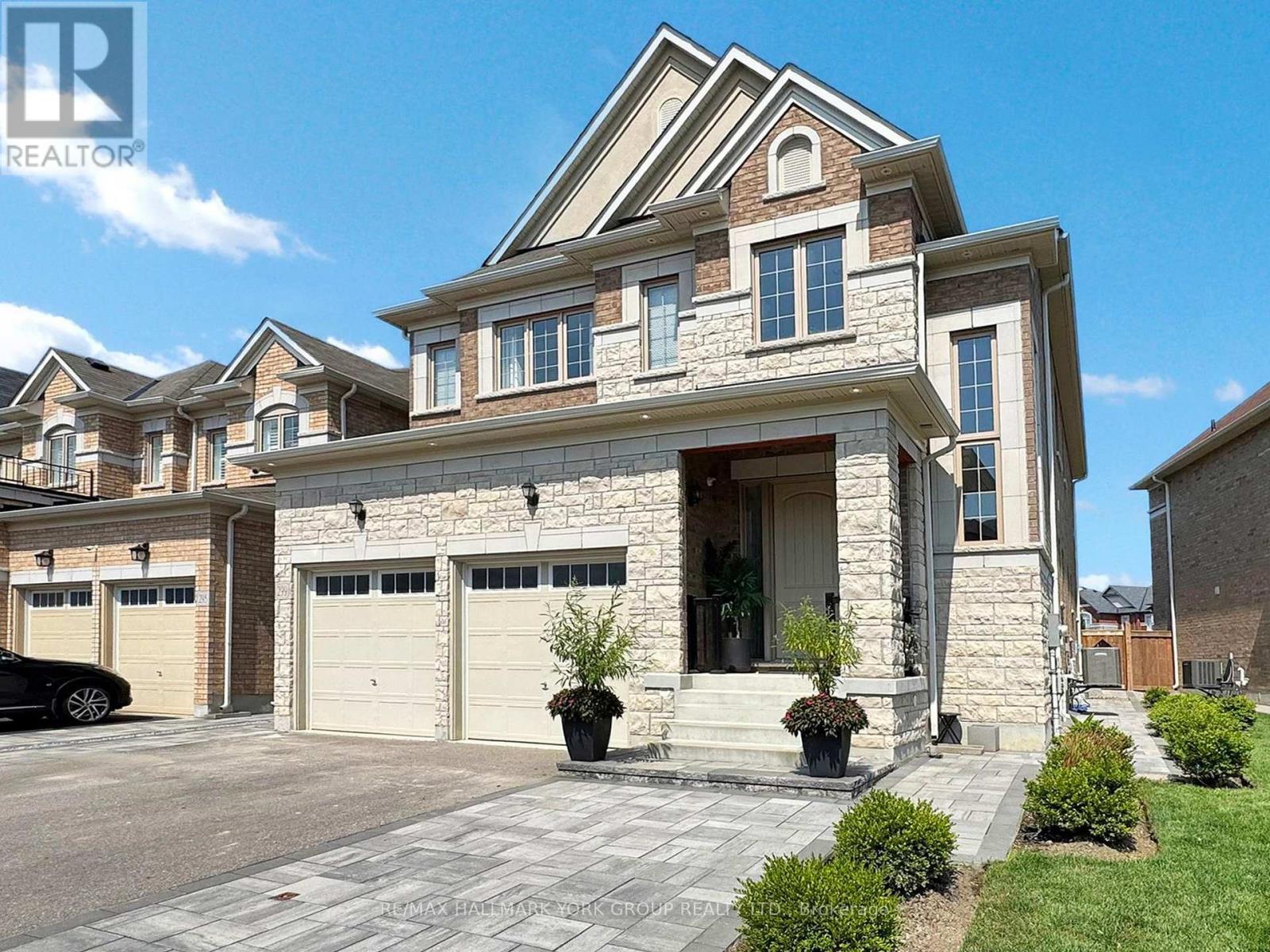 Photo 26 of 299 Mickleburgh Drive, Newmarket ON