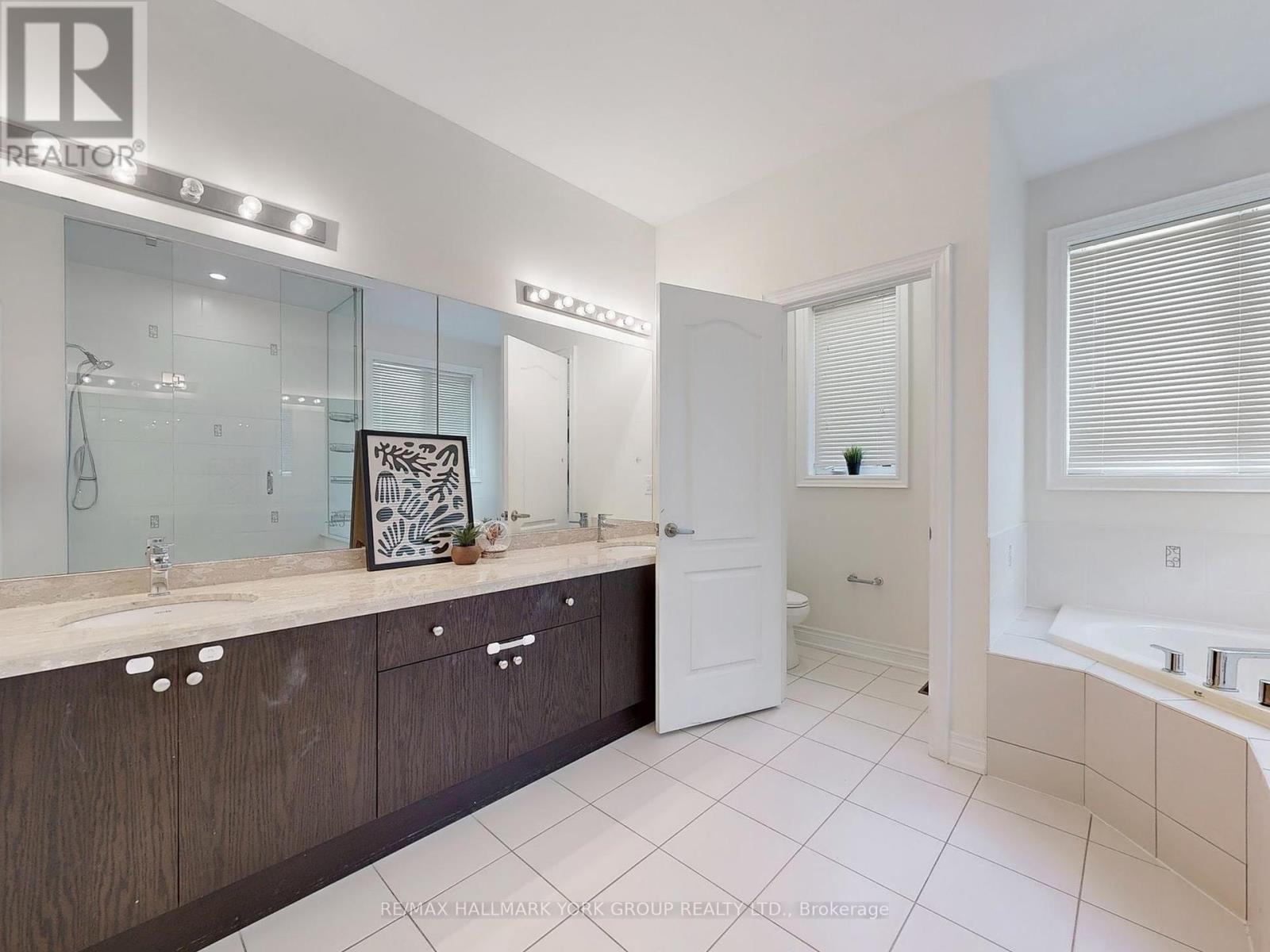 Photo 38 of 299 Mickleburgh Drive, Newmarket ON
