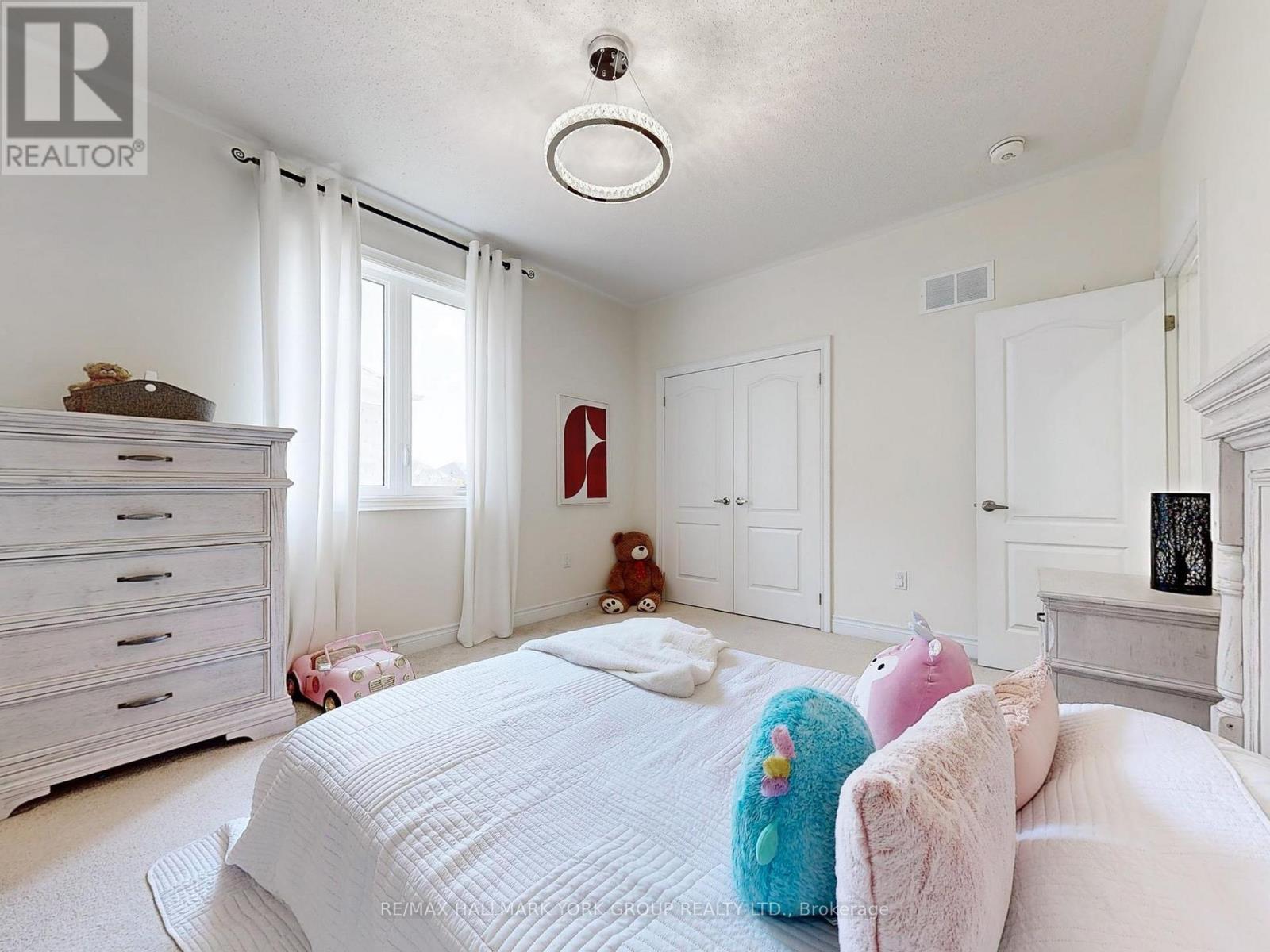 Photo 7 of 299 Mickleburgh Drive, Newmarket ON