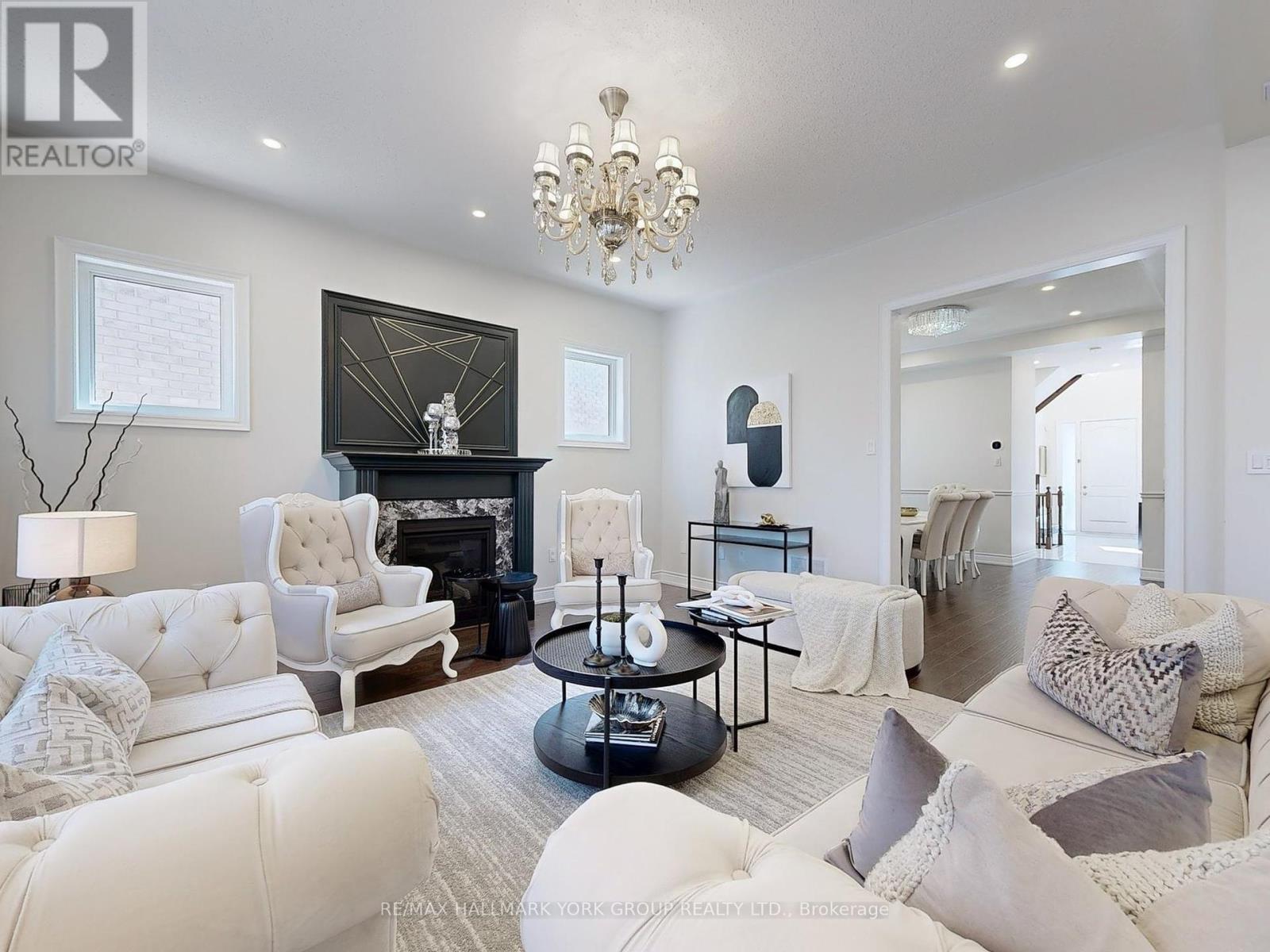 Photo 31 of 299 Mickleburgh Drive, Newmarket ON