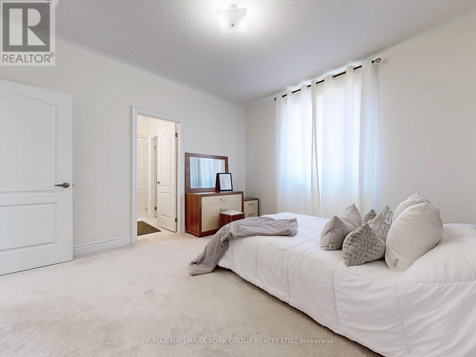 Photo 9 of 299 Mickleburgh Drive, Newmarket ON