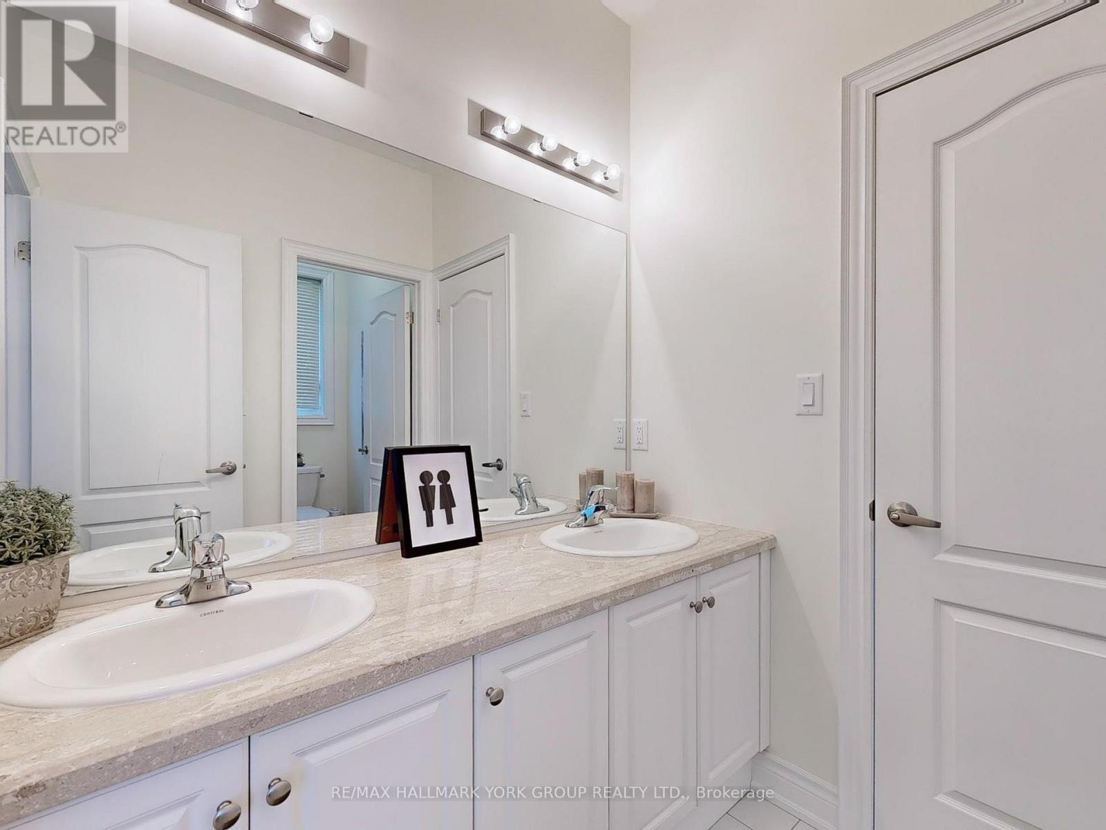 Photo 10 of 299 Mickleburgh Drive, Newmarket ON