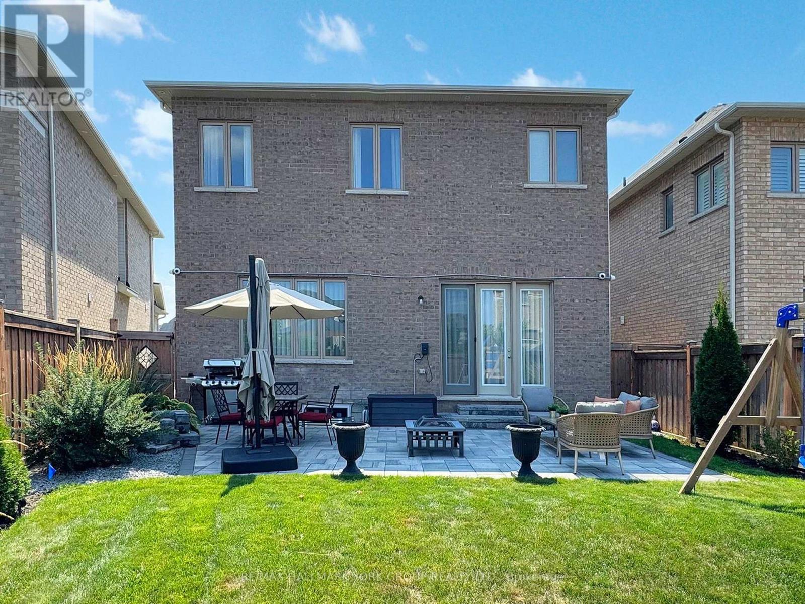 Photo 13 of 299 Mickleburgh Drive, Newmarket ON