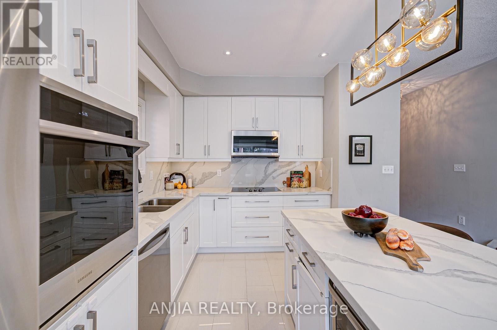 Photo 10 of 54 Rainbow Valley Crescent, Markham ON