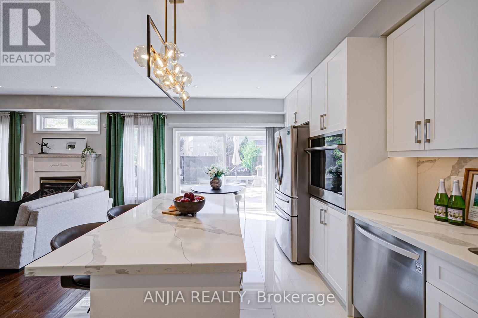 Photo 11 of 54 Rainbow Valley Crescent, Markham ON
