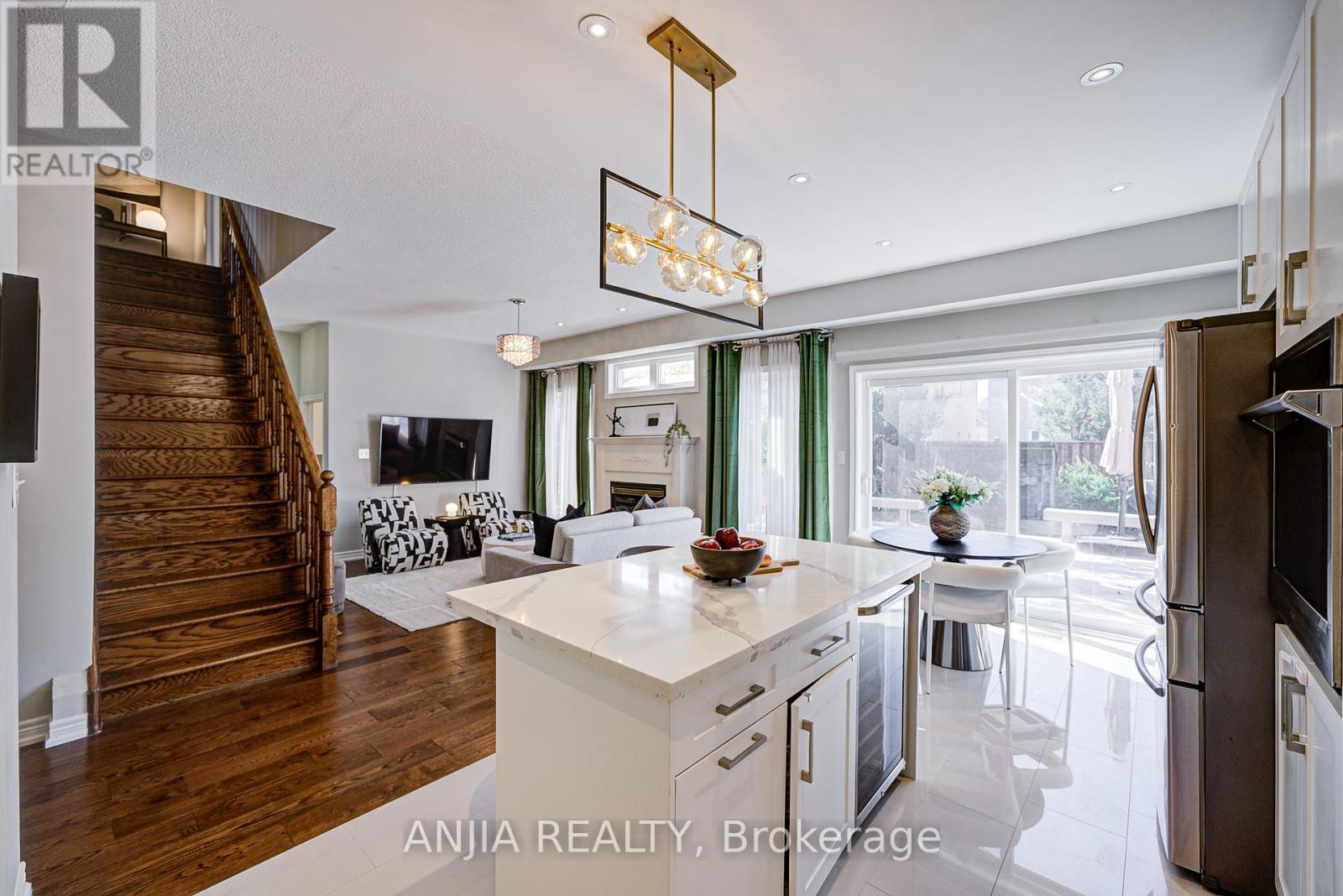 Photo 12 of 54 Rainbow Valley Crescent, Markham ON