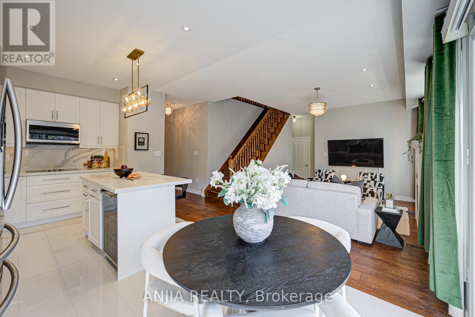 Photo 14 of 54 Rainbow Valley Crescent, Markham ON
