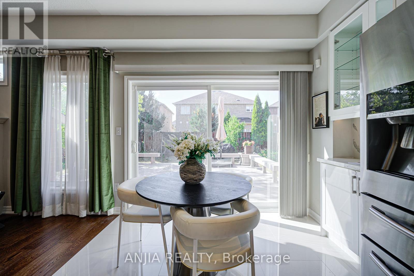 Photo 15 of 54 Rainbow Valley Crescent, Markham ON