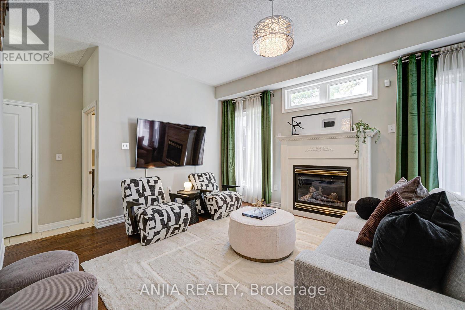 Photo 16 of 54 Rainbow Valley Crescent, Markham ON