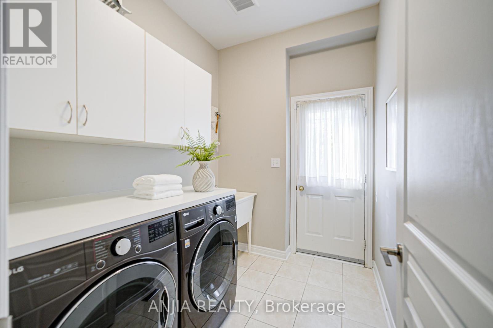 Photo 19 of 54 Rainbow Valley Crescent, Markham ON