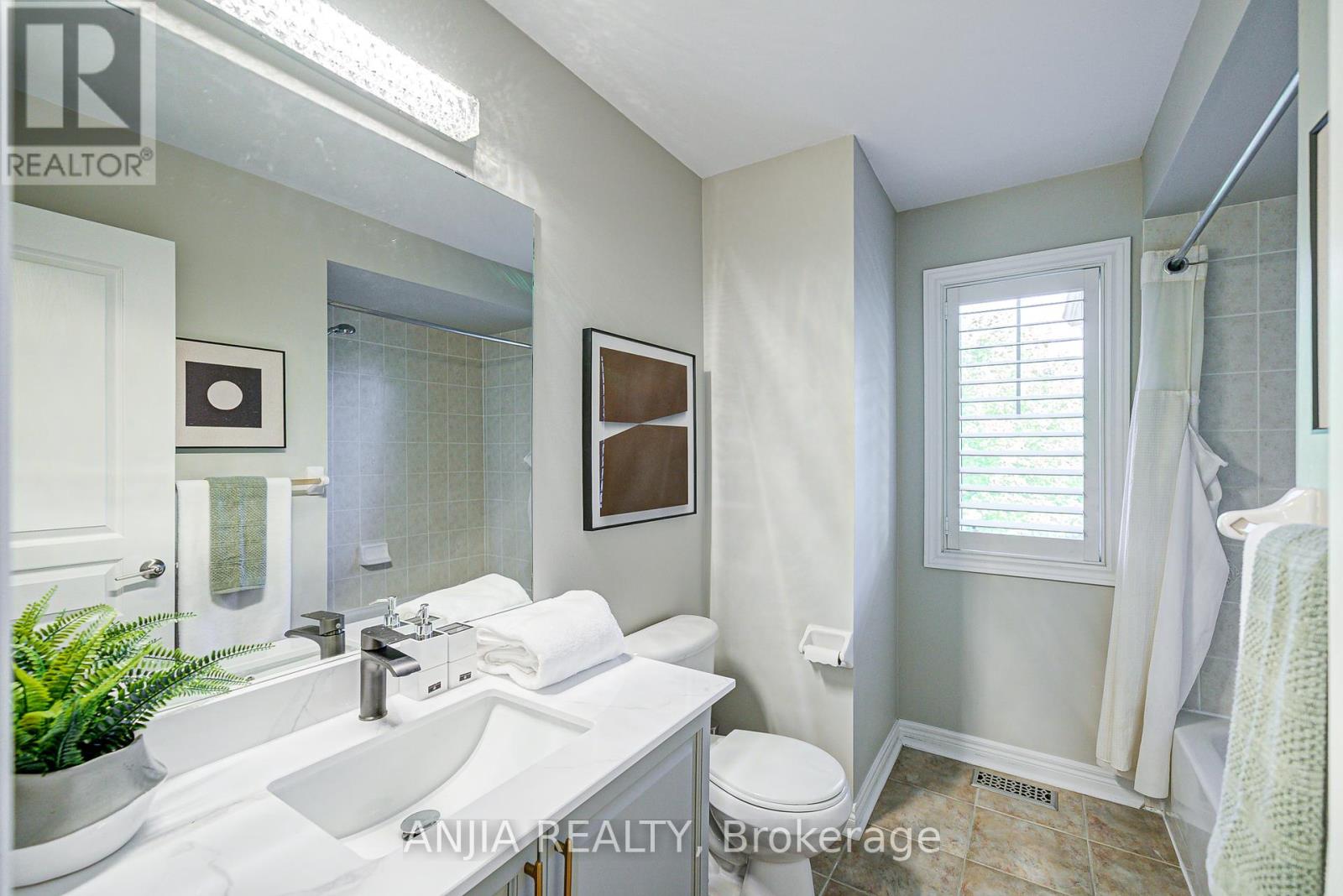 Photo 27 of 54 Rainbow Valley Crescent, Markham ON