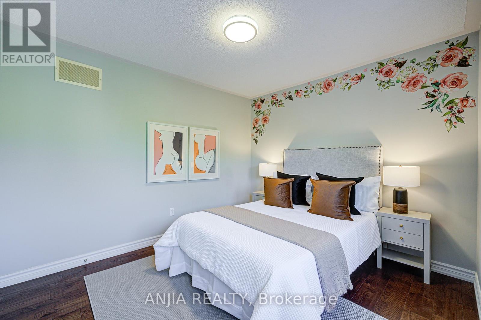 Photo 28 of 54 Rainbow Valley Crescent, Markham ON