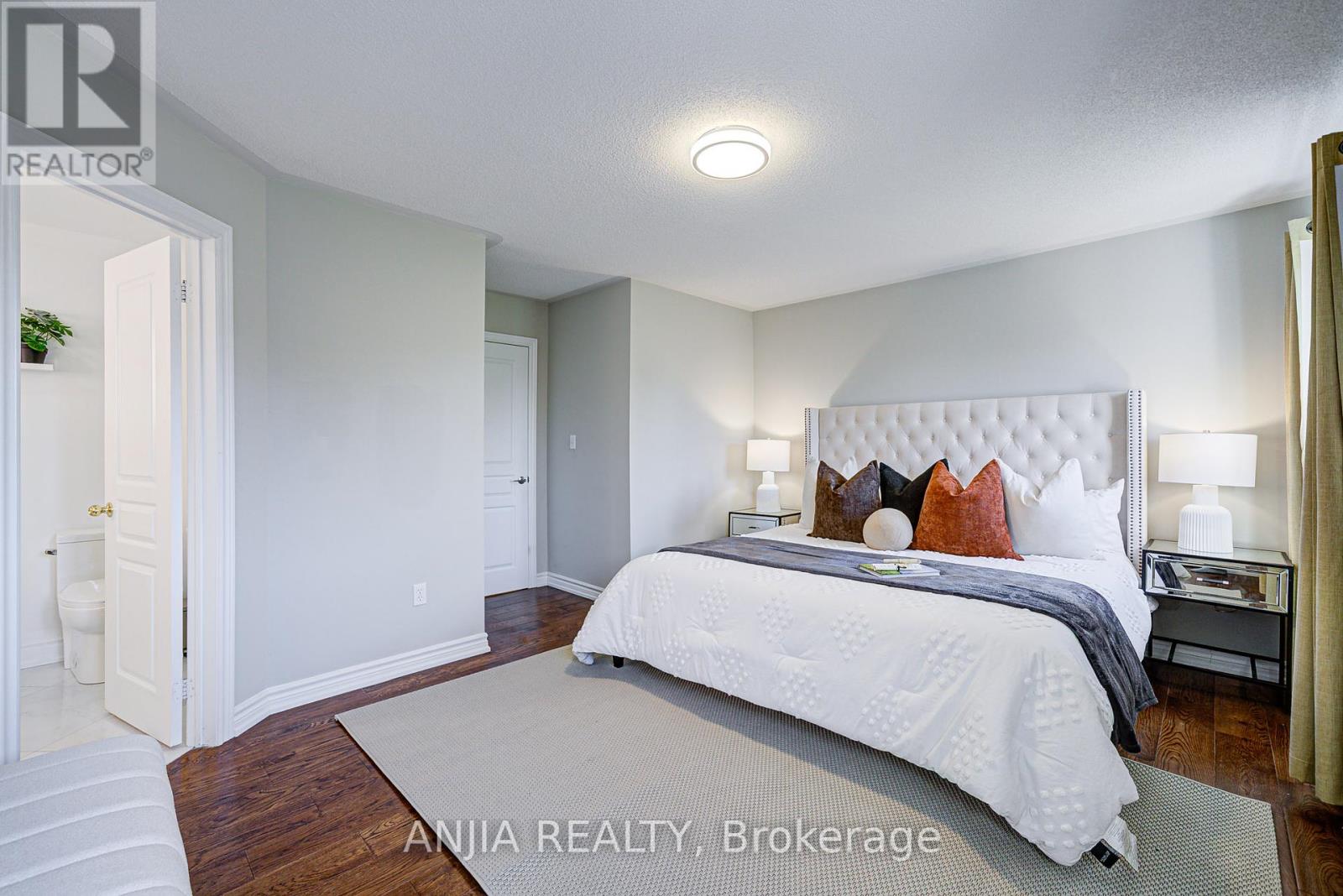 Photo 31 of 54 Rainbow Valley Crescent, Markham ON