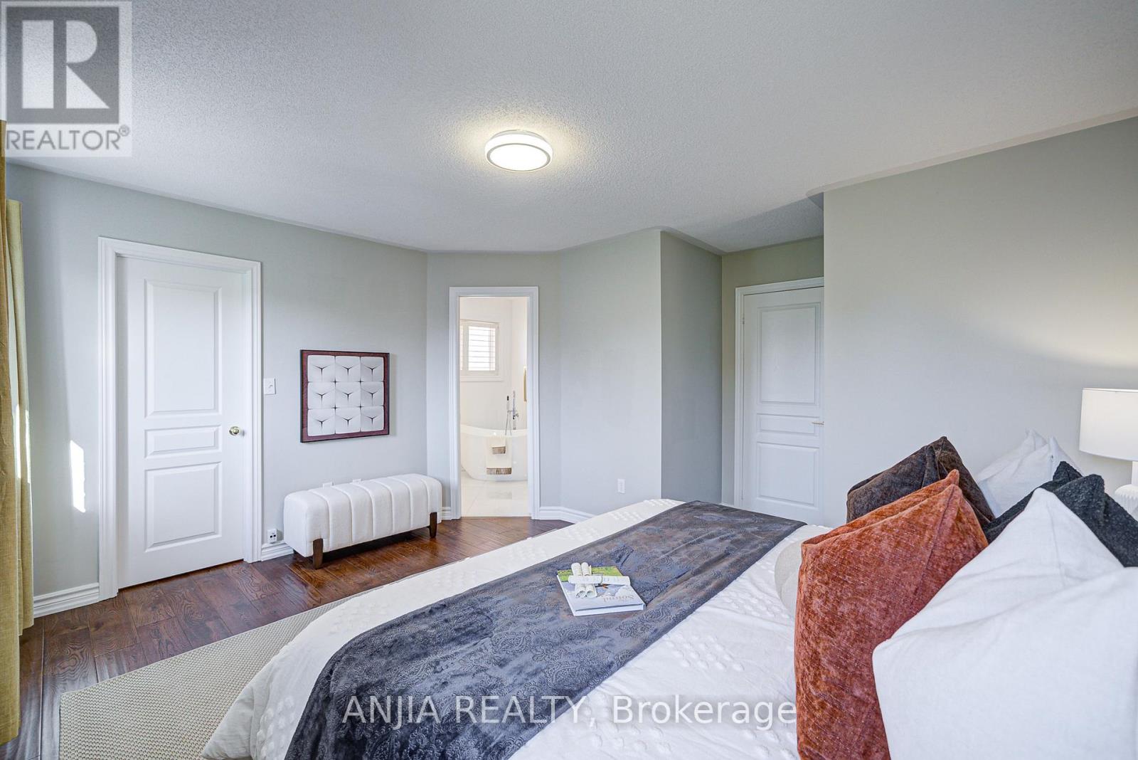 Photo 32 of 54 Rainbow Valley Crescent, Markham ON
