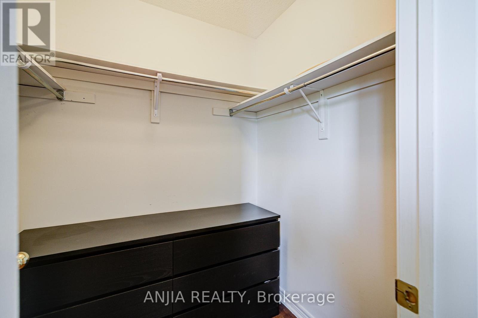 Photo 33 of 54 Rainbow Valley Crescent, Markham ON