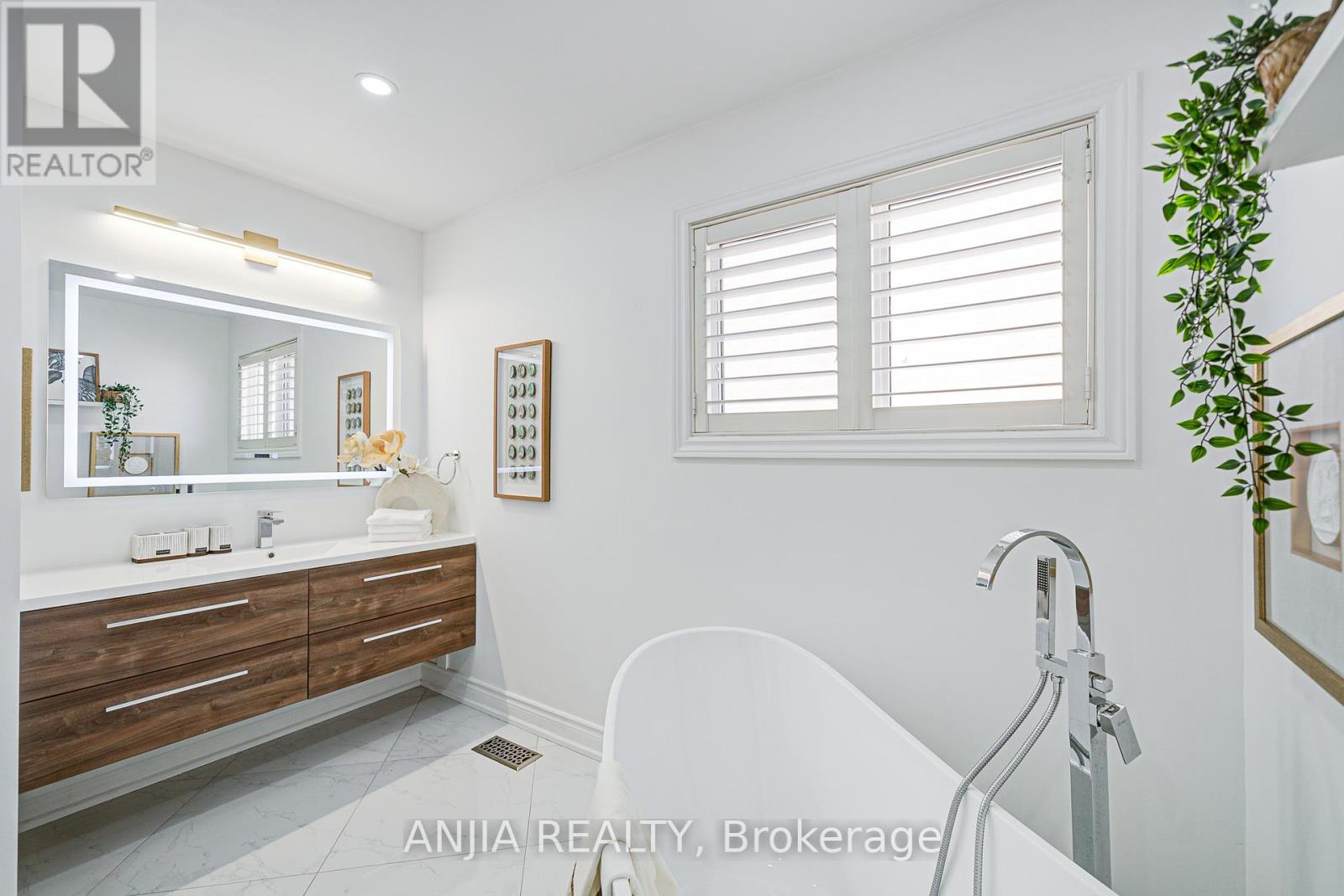 Photo 34 of 54 Rainbow Valley Crescent, Markham ON
