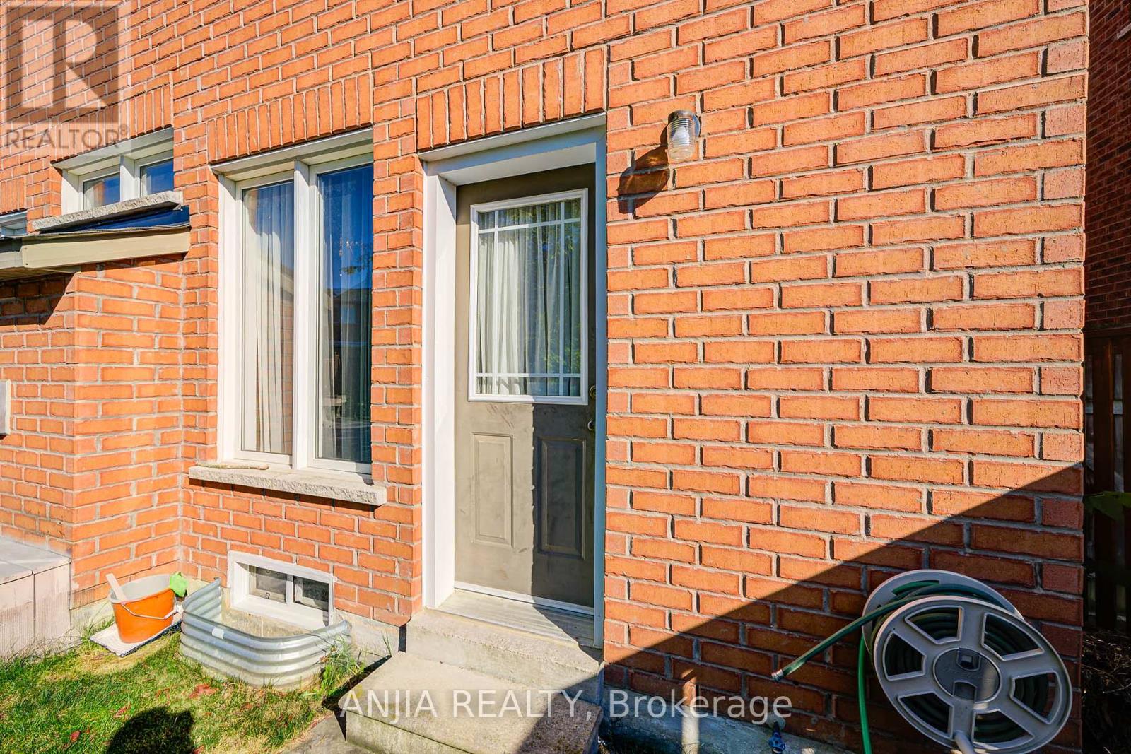 Photo 43 of 54 Rainbow Valley Crescent, Markham ON