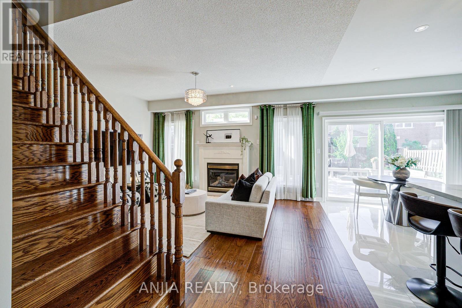 Photo 6 of 54 Rainbow Valley Crescent, Markham ON