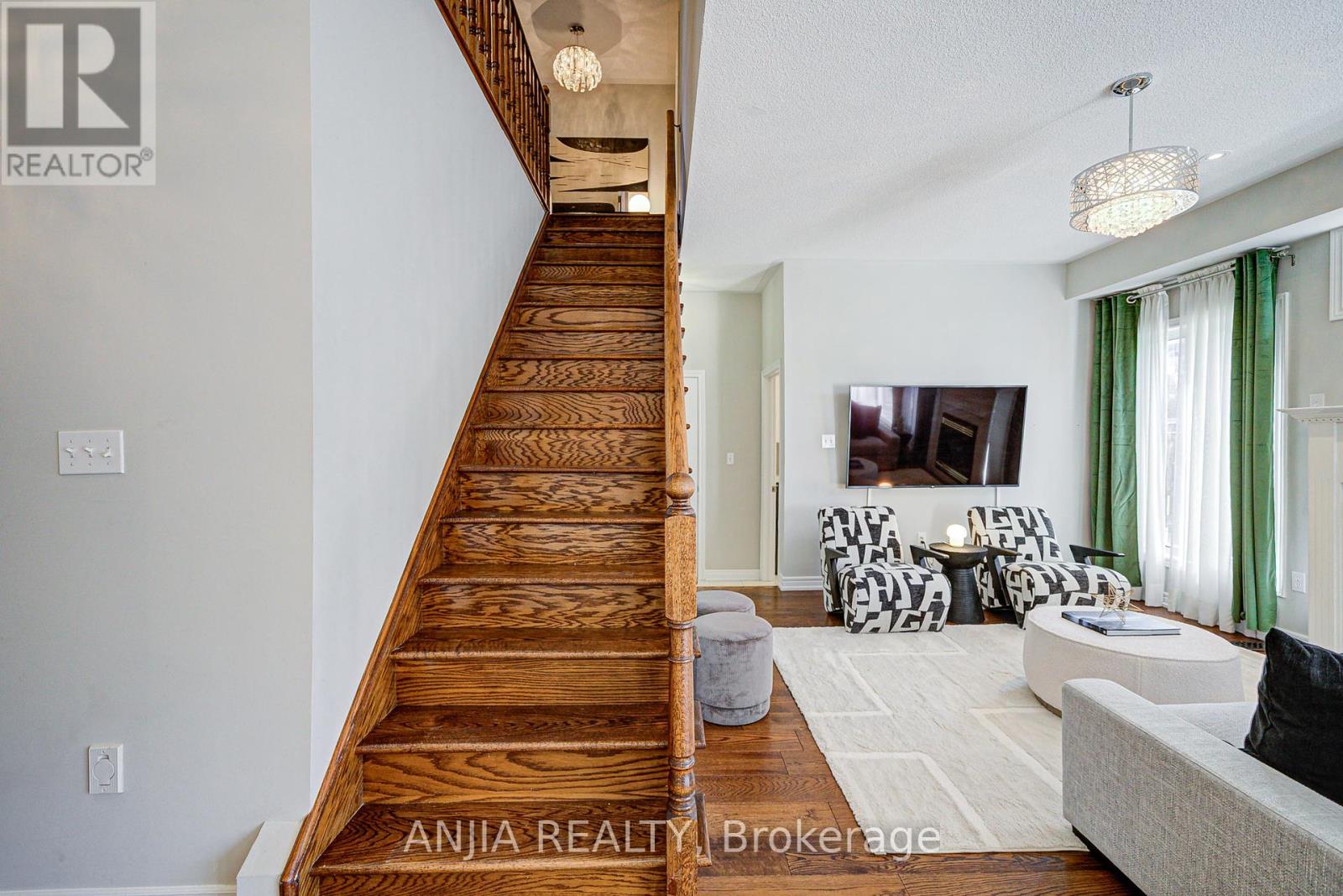 Photo 7 of 54 Rainbow Valley Crescent, Markham ON