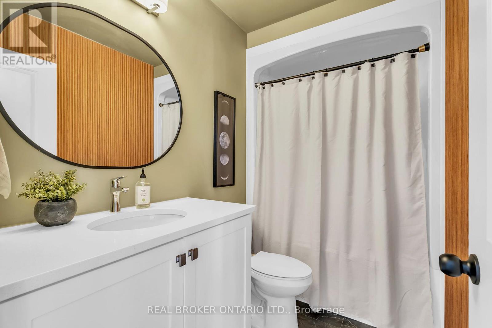 Photo 16 of 22 690 Broadway, Orangeville ON