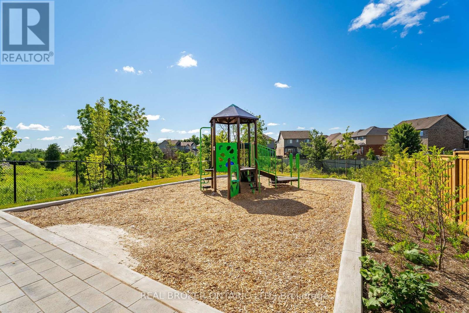 Photo 18 of 22 690 Broadway, Orangeville ON