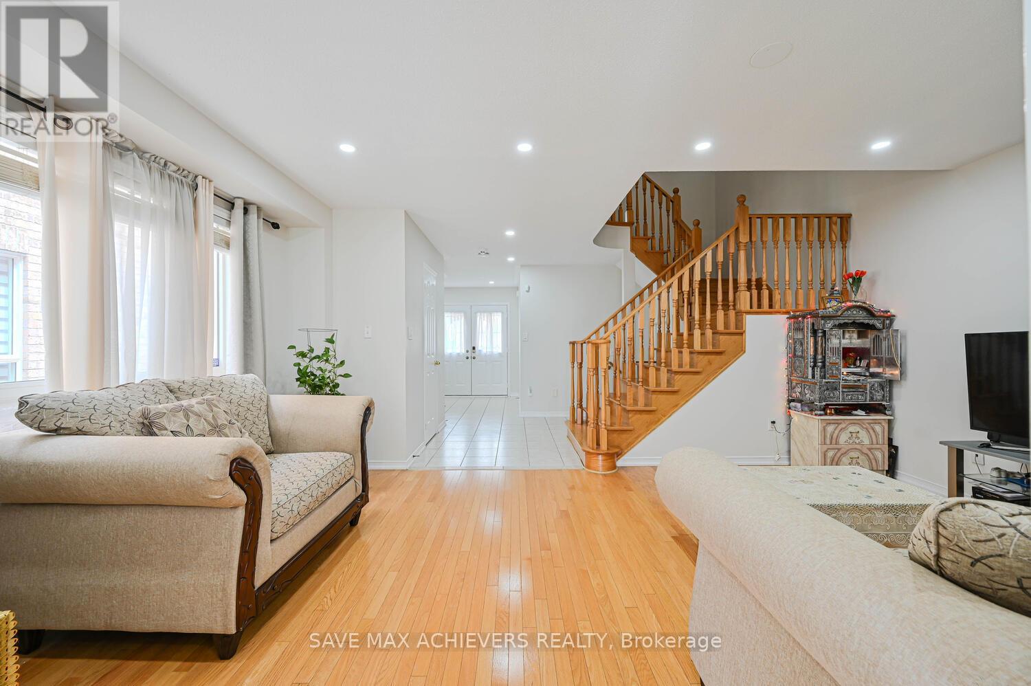 Photo 13 of 21 Riverplace Crescent, Brampton ON