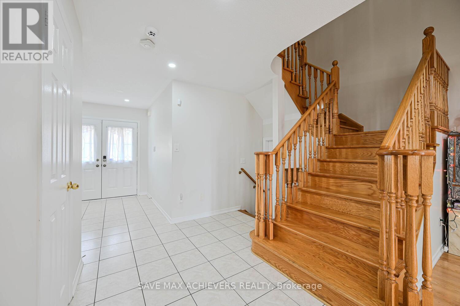 Photo 3 of 21 Riverplace Crescent, Brampton ON