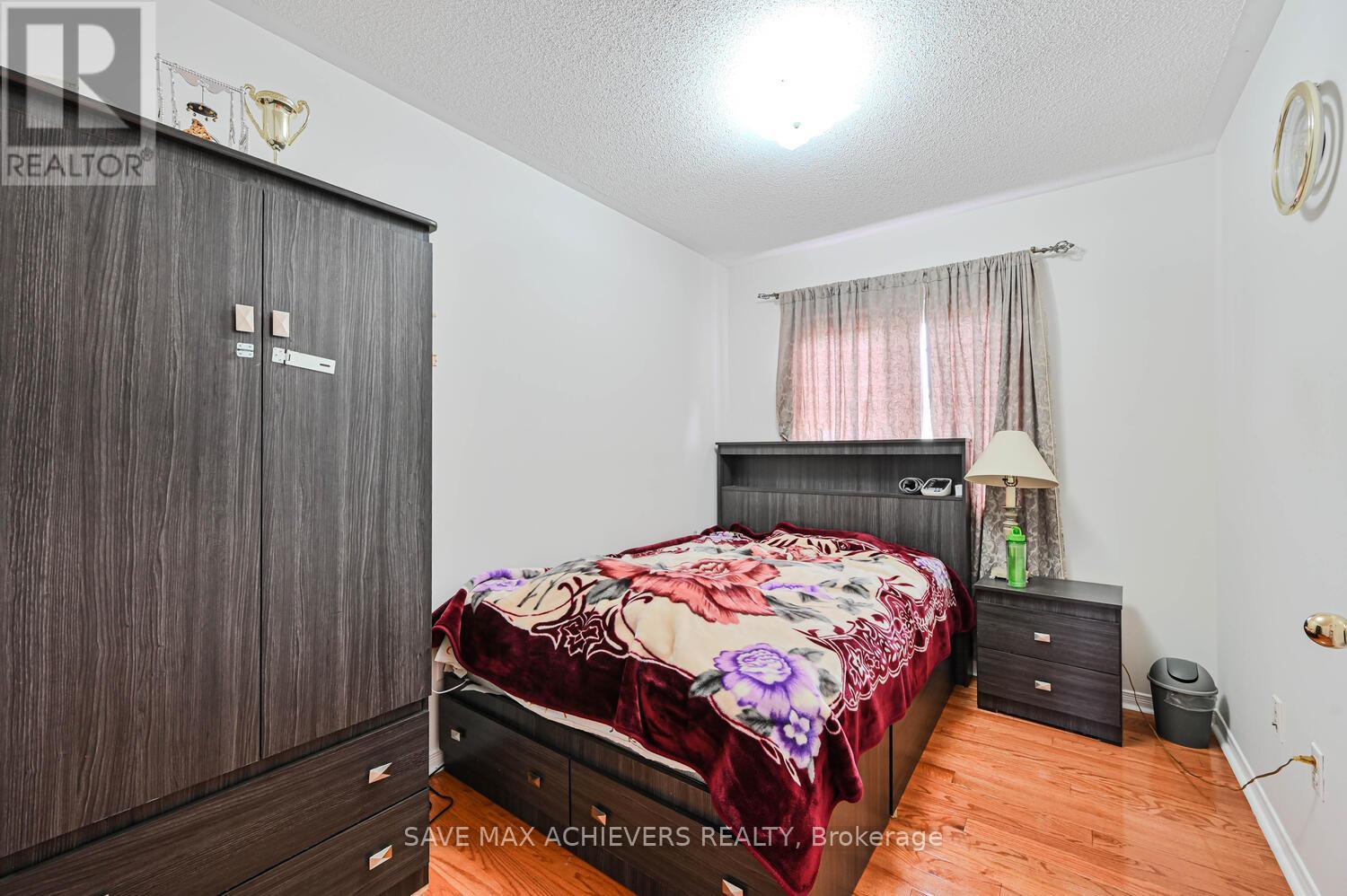 Photo 8 of 21 Riverplace Crescent, Brampton ON