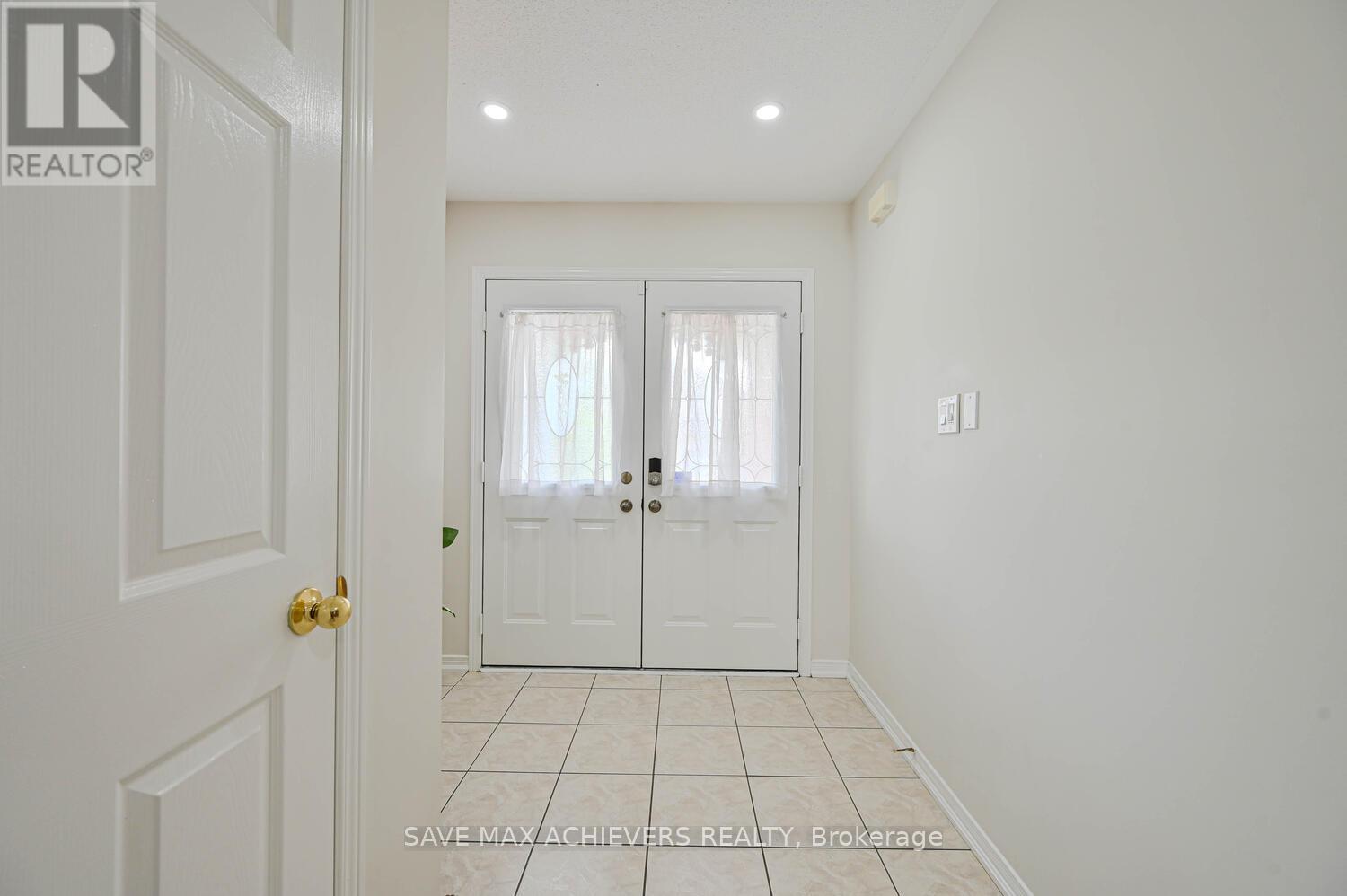 Photo 4 of 21 Riverplace Crescent, Brampton ON