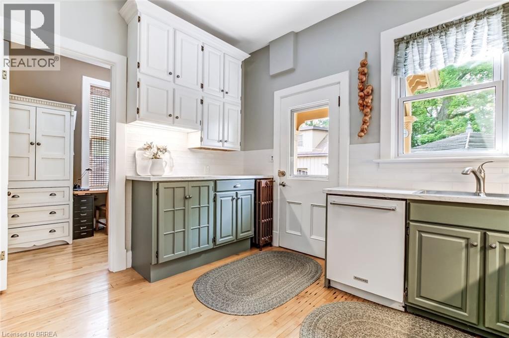 Photo 33 of 138 St James Street S, Waterford ON
