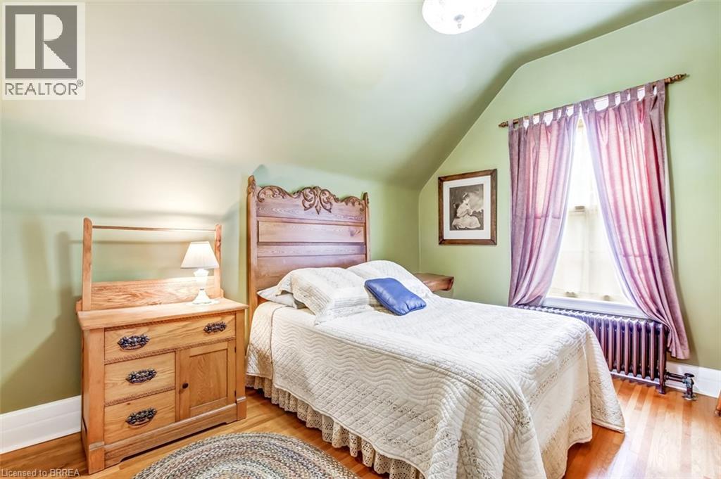 Photo 38 of 138 St James Street S, Waterford ON
