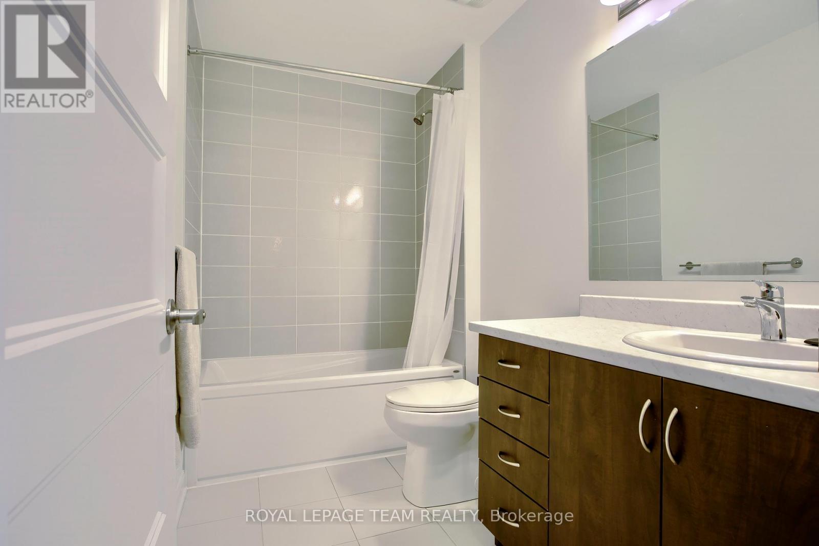 Photo 11 of 108 Maynooth Court, Ottawa ON