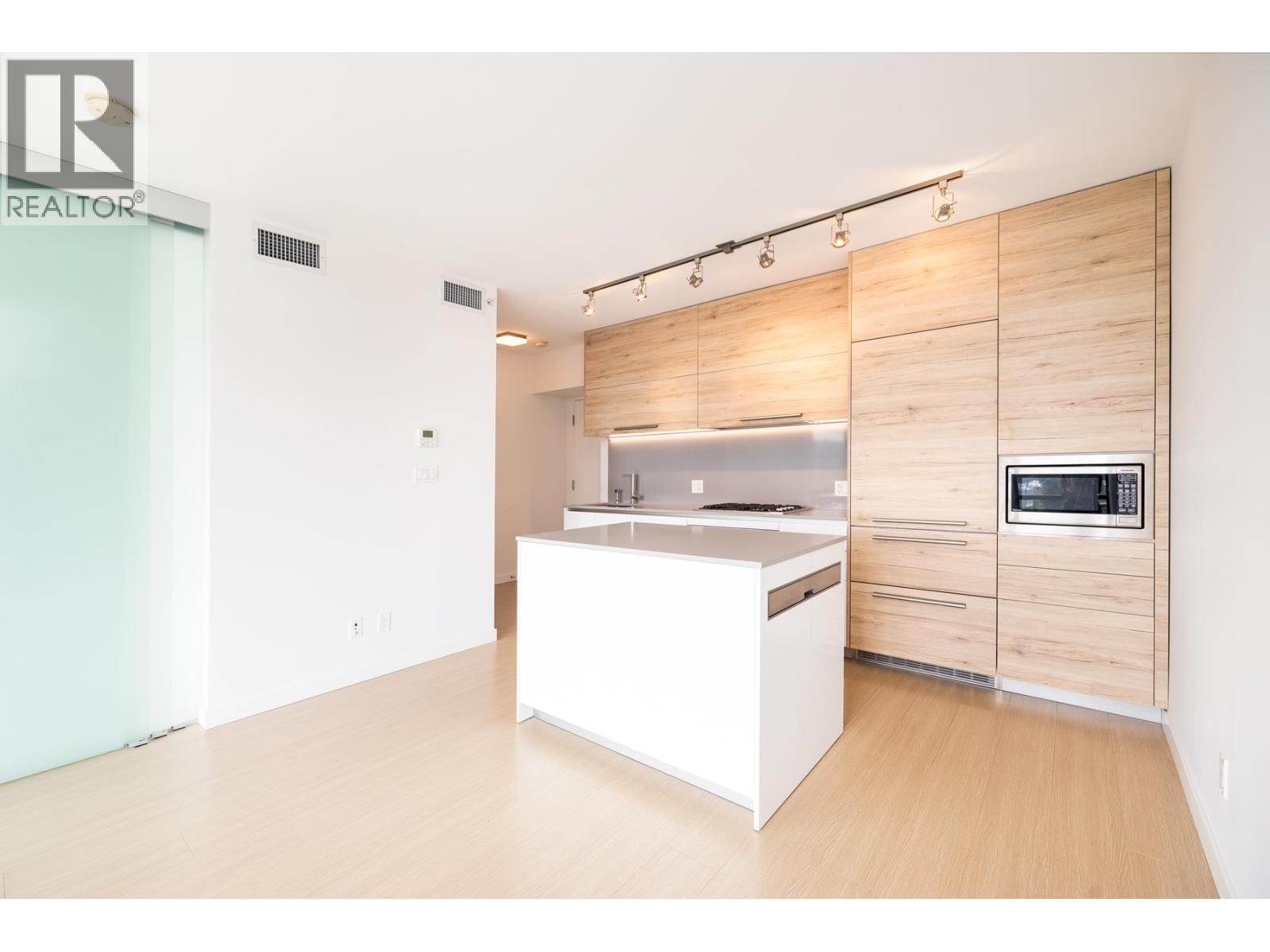 Photo 3 of 705 2378 Alpha Avenue, Burnaby BC