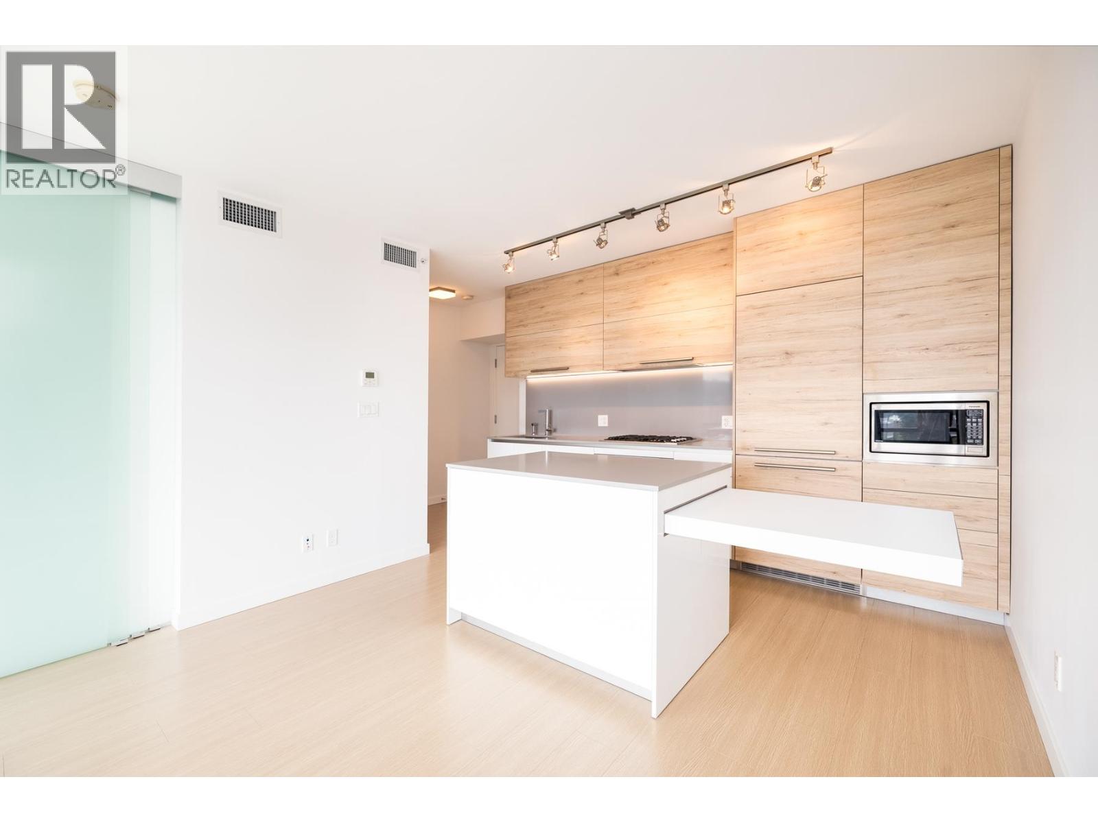 Photo 4 of 705 2378 Alpha Avenue, Burnaby BC