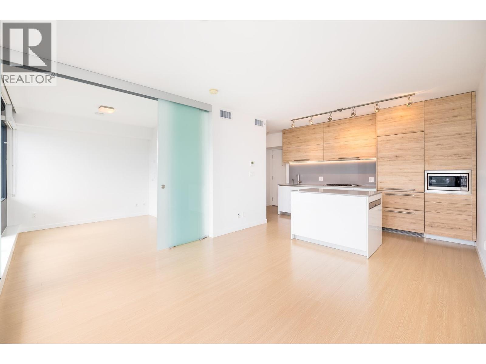 Photo 6 of 705 2378 Alpha Avenue, Burnaby BC