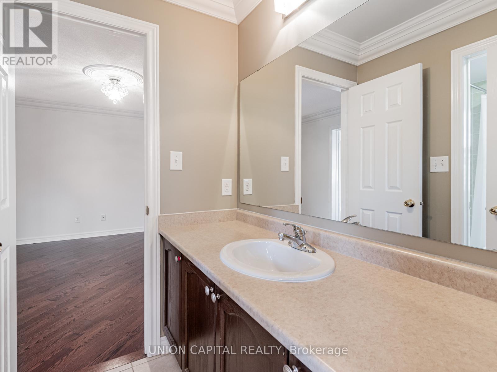 Photo 32 of 18 Honey Glen Avenue, Markham ON