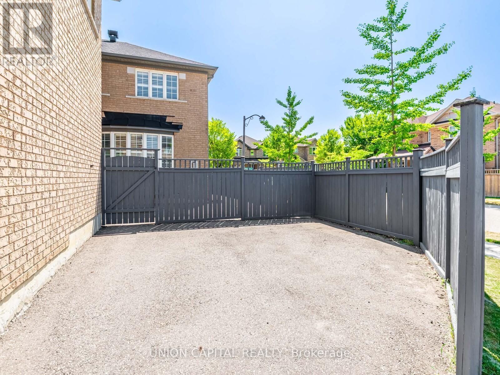 Photo 42 of 18 Honey Glen Avenue, Markham ON