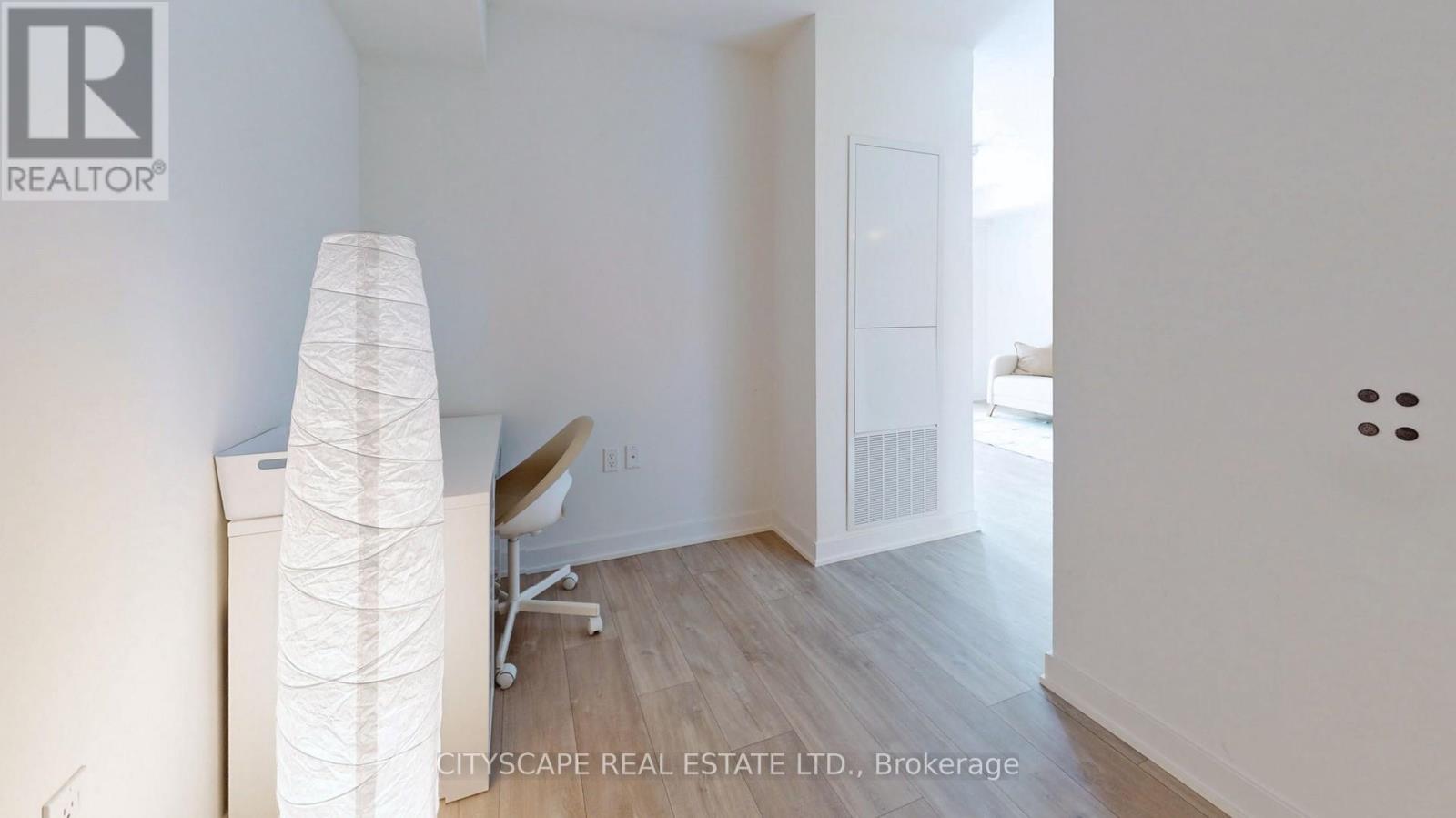 Photo 9 of 703 W 27 Bathurst Street, Toronto ON