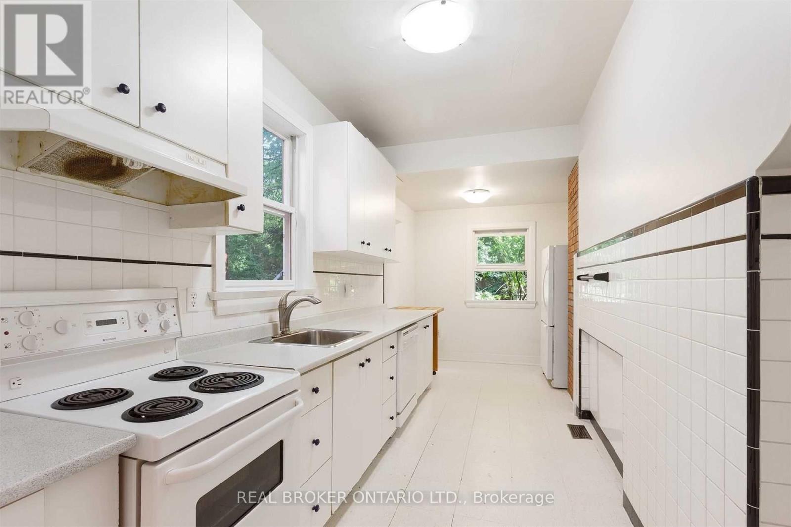 Photo 26 of 499 Palmerston Boulevard, Toronto ON