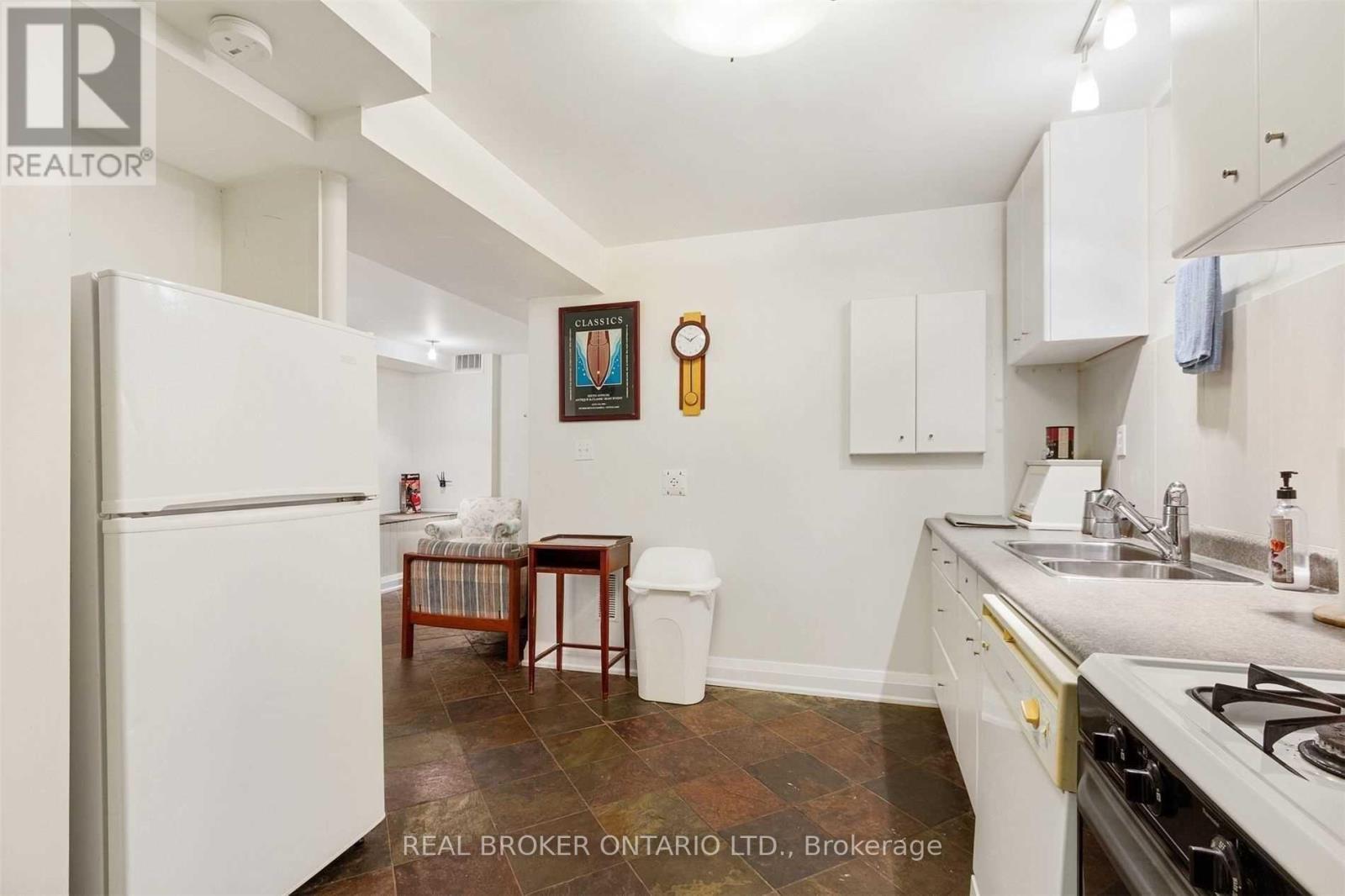 Photo 5 of 499 Palmerston Boulevard, Toronto ON
