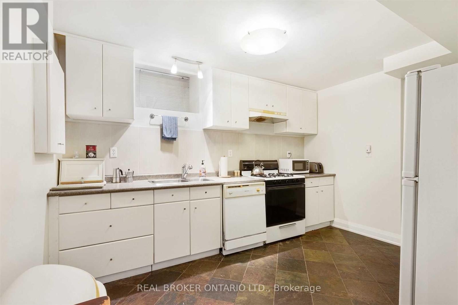 Photo 31 of 499 Palmerston Boulevard, Toronto ON