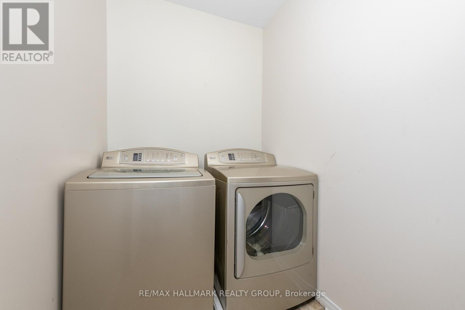 Photo 12 of 261 Parkrose Private, Ottawa ON