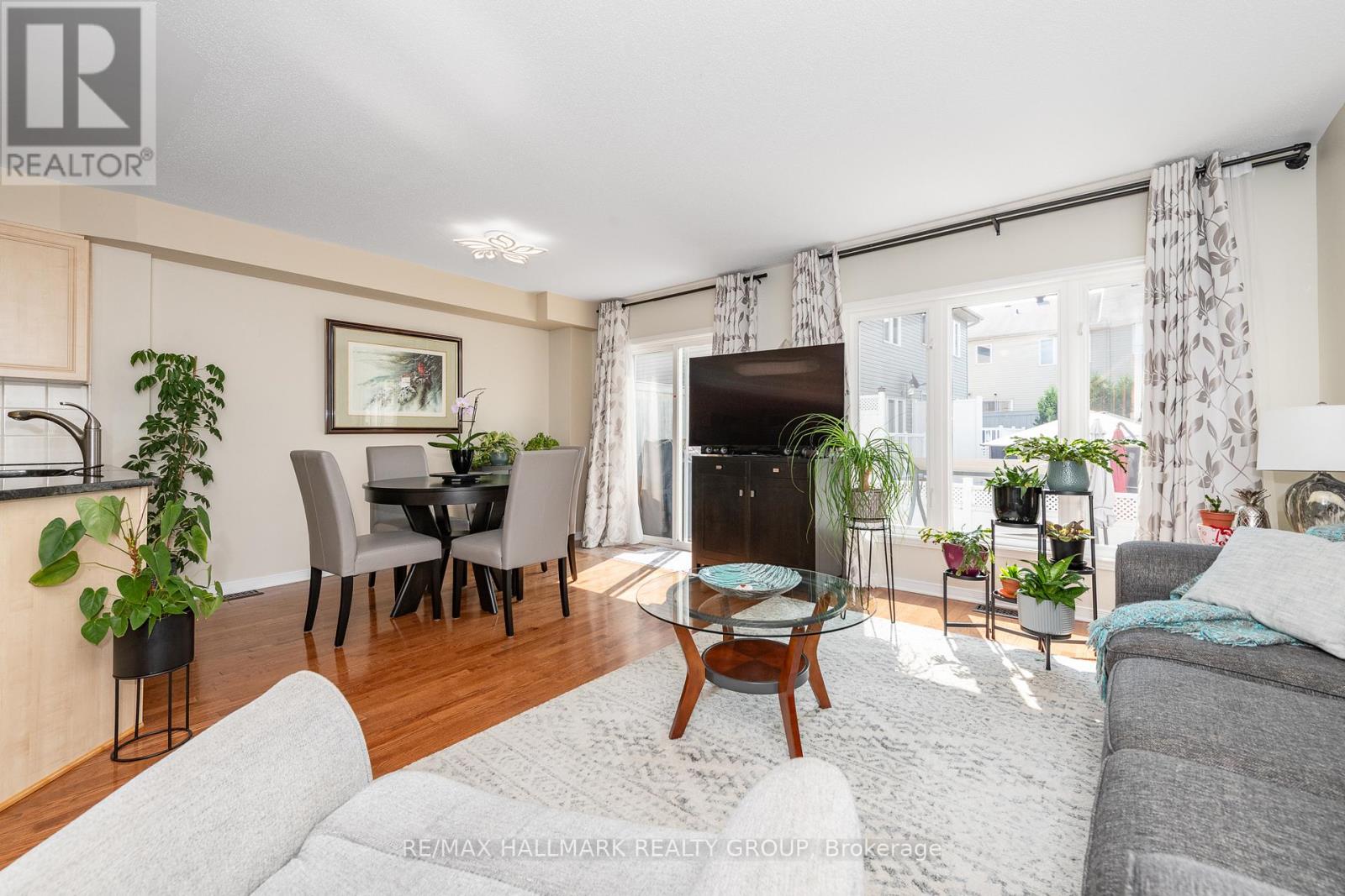 Photo 4 of 261 Parkrose Private, Ottawa ON