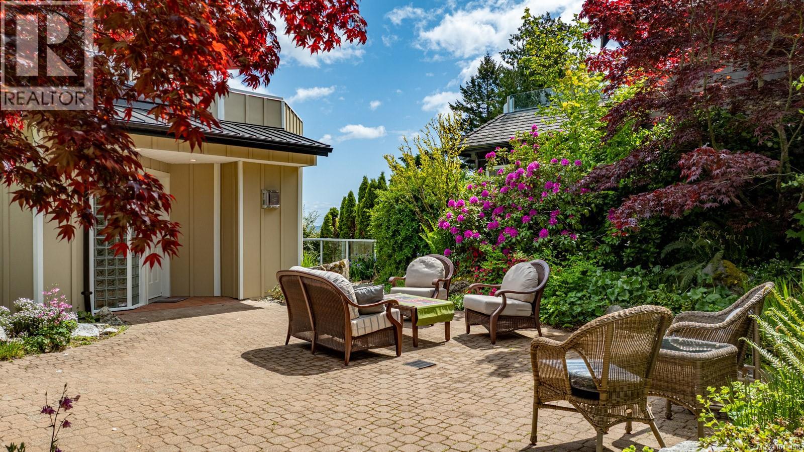 Photo 4 of 5267 Parker Ave, Saanich BC