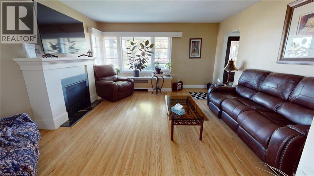 Photo 4 of 134 Queensway Drive, Brantford ON