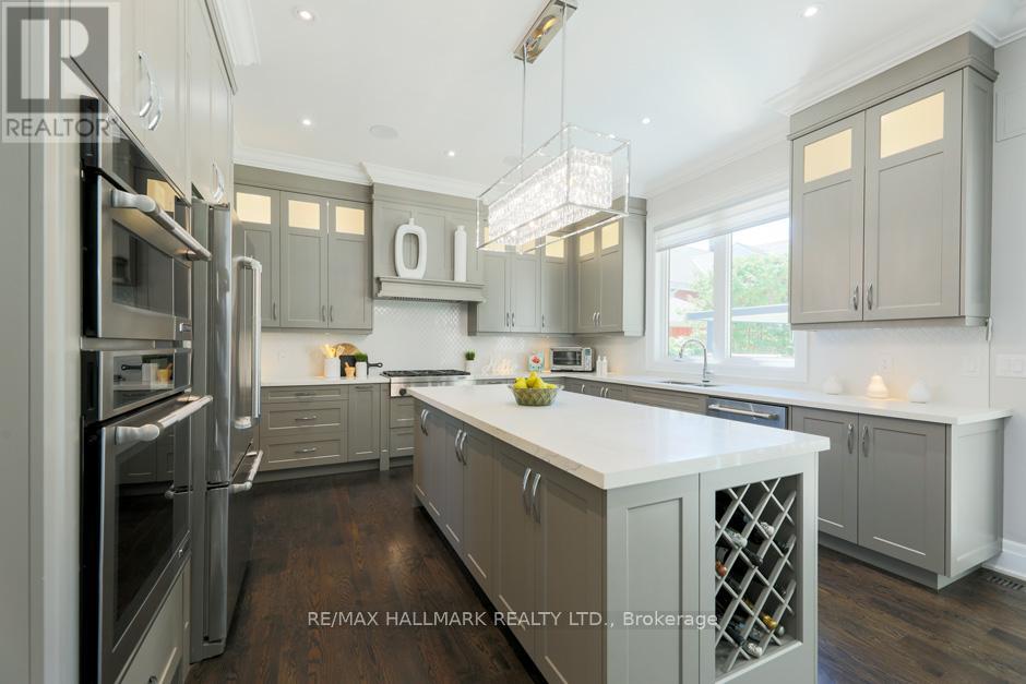 Photo 8 of 44 Scarboro Crescent, Toronto ON