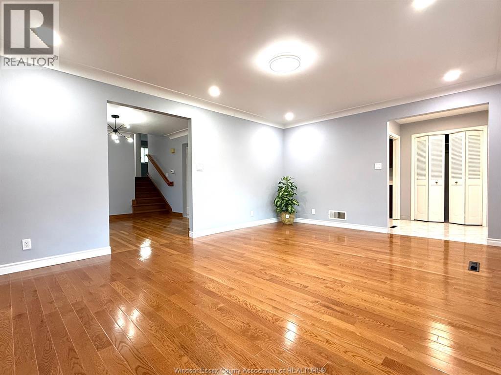 Photo 8 of 2951 St Clair Avenue, Windsor ON