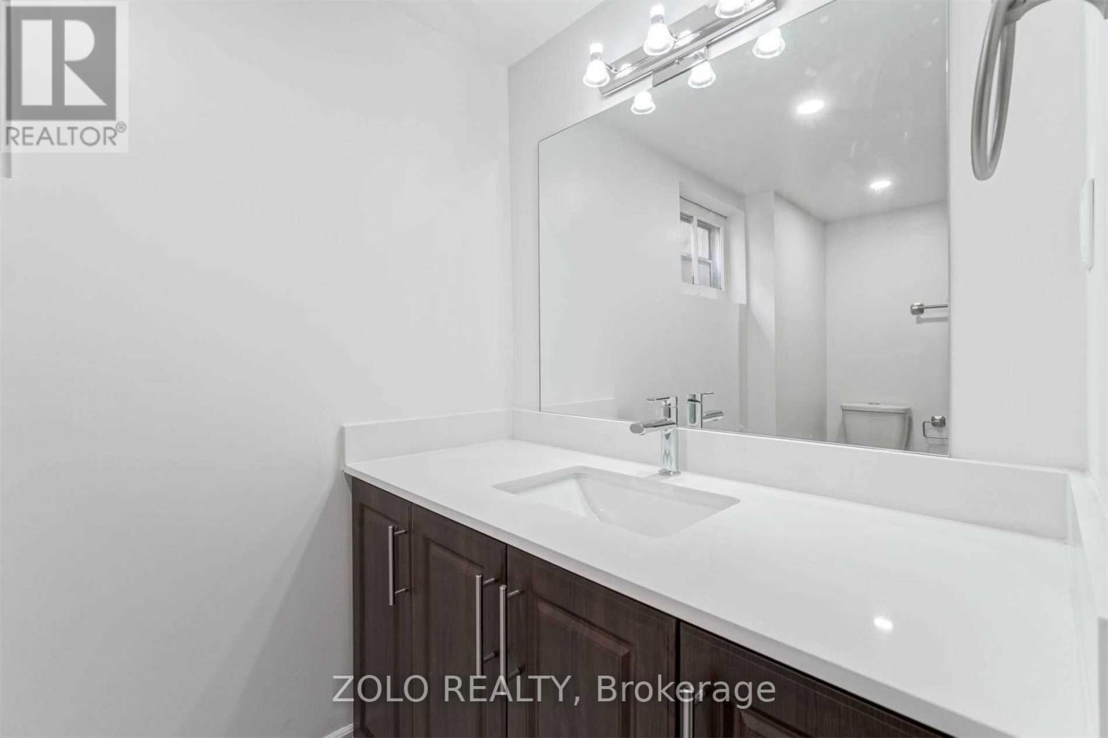 Photo 8 of 525 Lynett Crescent, Richmond Hill ON