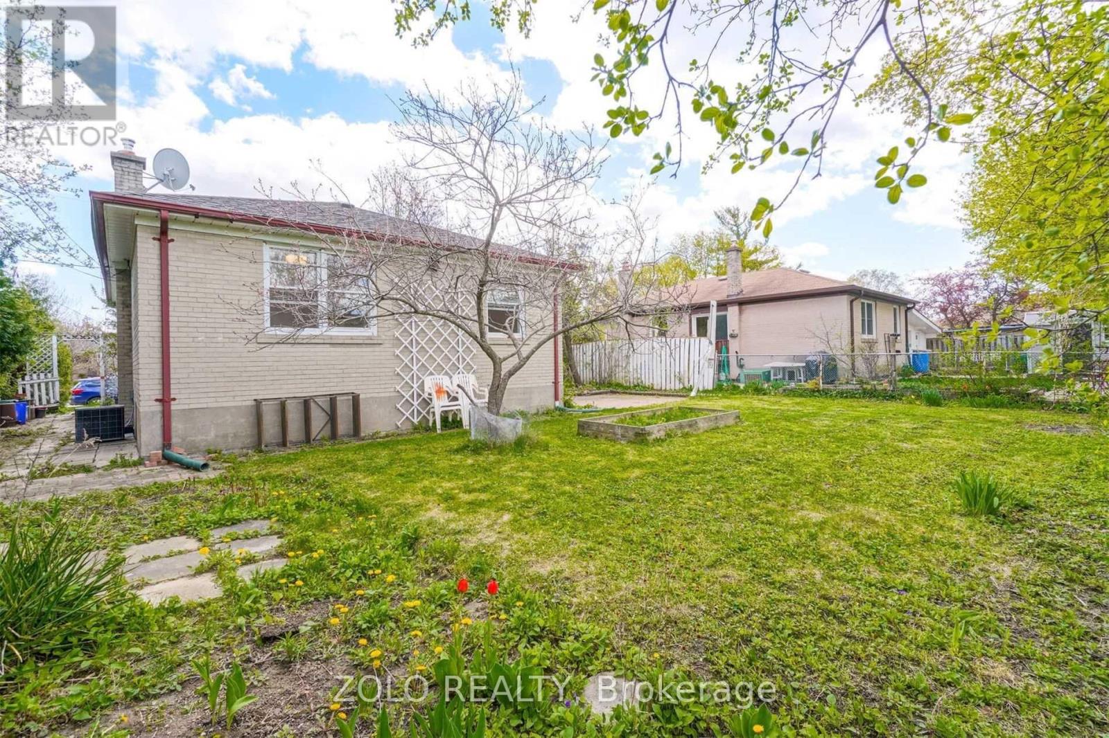Photo 17 of 525 Lynett Crescent, Richmond Hill ON